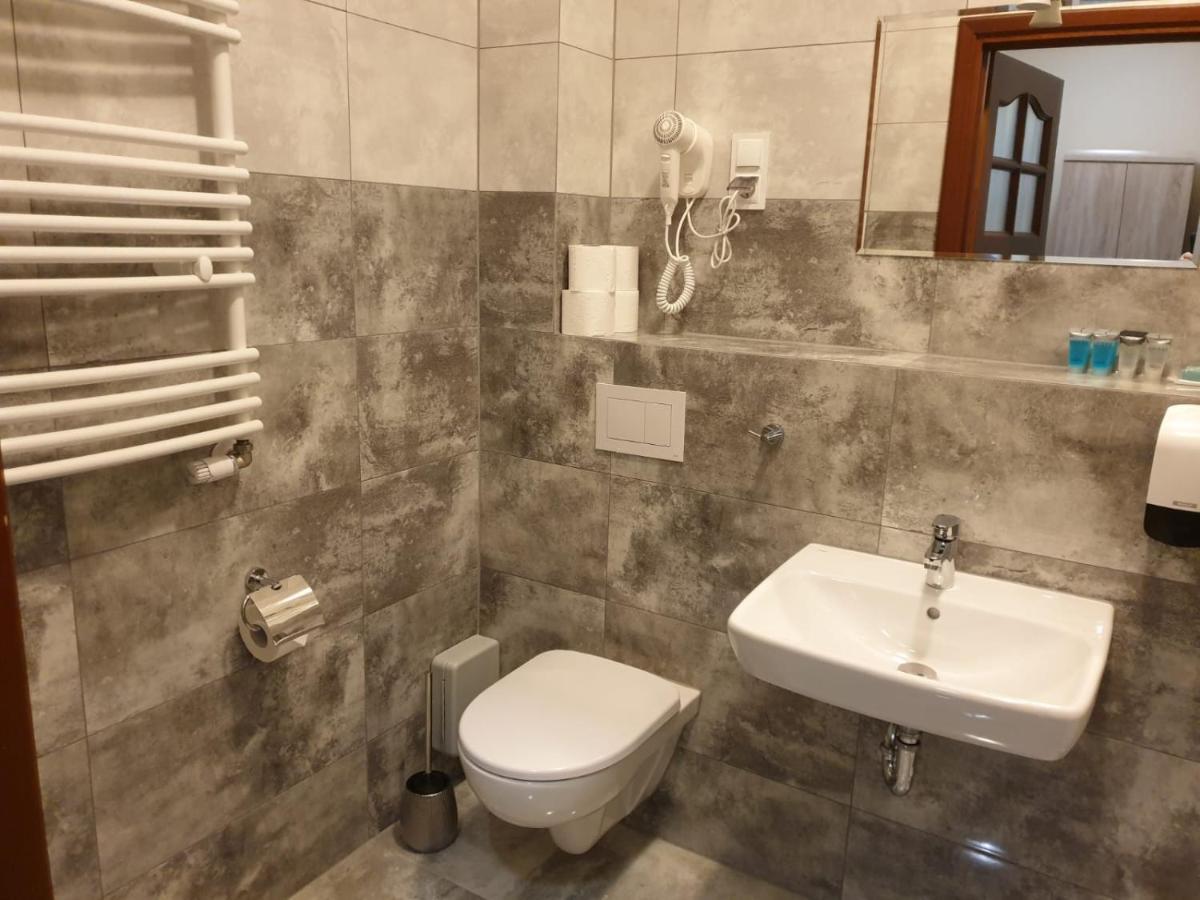 Hotel Mikorzyn Slesin  ภายนอก รูปภาพ