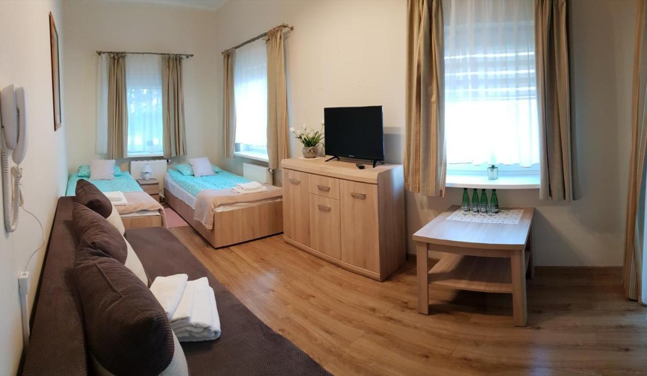 Hotel Mikorzyn Slesin  ภายนอก รูปภาพ